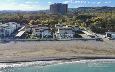 ABITAZIONE FRONTE MARE CON TERRAZZO E POSTO AUTO