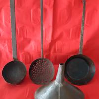 Mestoli grandi e imbuto in ferro battuto fine '800