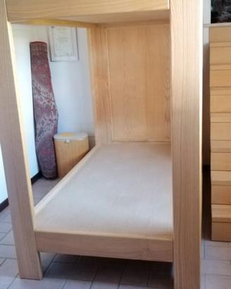letto a castello  in legno con materassi