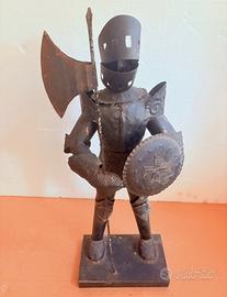 Statua soldato cavaliere con armatura in metallo