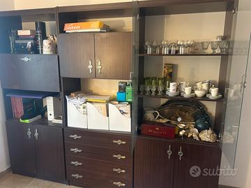 Credenza, tavolo e sedie