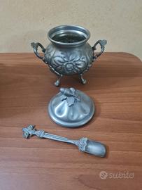 Zuccheriera in peltro con cucchiaio 