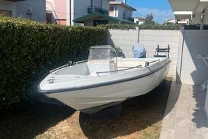 Barca con motore fuoribordo