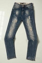 Jeans strappati, taglia 32.