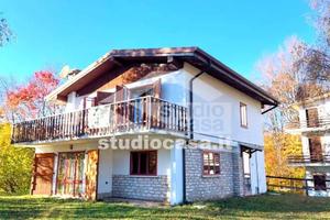 Villa di 200 m² con più di 5 locali e posto auto a