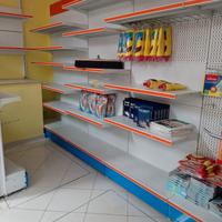 scaffali per negozio