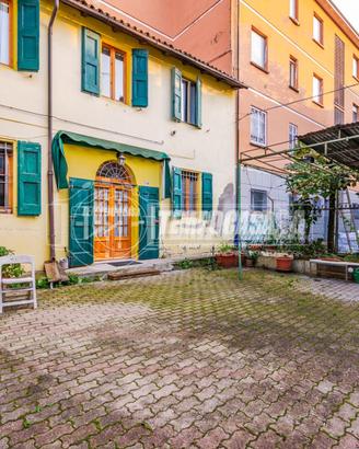 AMPIA SOLUZIONE SEMI INDIPENDENTE IN CENTRO AL PAE