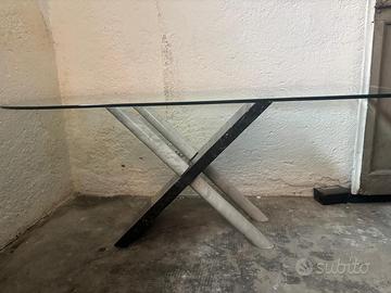 Tavolo design, piano in cristallo e base in marmo