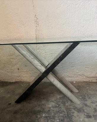 Tavolo design, piano in cristallo e base in marmo