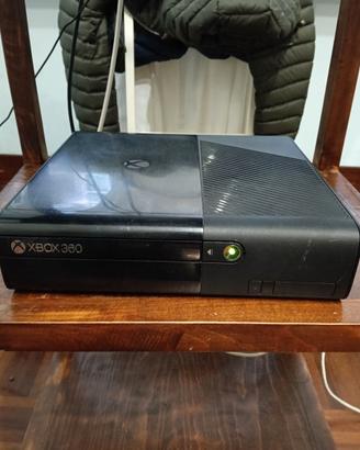 Xbox 360 nera con 3 giochi