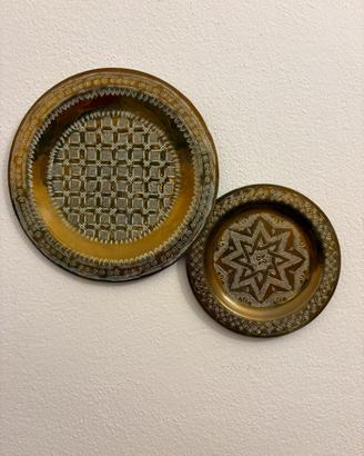 Coppia piatti da parete in ottone inciso