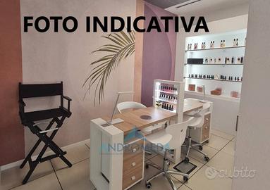 Attività / Licenza di 30 m² con 2 locali a Napoli