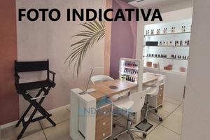 Attività / Licenza di 30 m² con 2 locali a Napoli