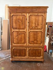 Mobile vintage in legno restaurato da falegname.