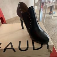 3 paia di scarpe da donna.
