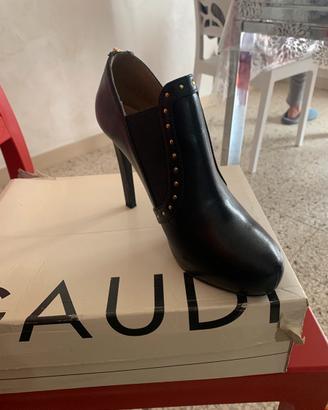 3 paia di scarpe da donna.