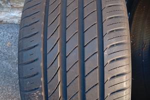4 gomme estive sportive buoni 215/35 R17 