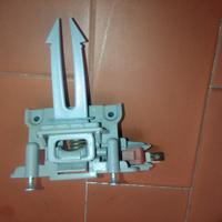 Gruppo chiusura lavastov. Indesit DIF14