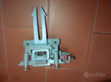 Gruppo chiusura lavastov. Indesit DIF14