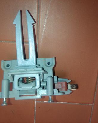 Gruppo chiusura lavastov. Indesit DIF14