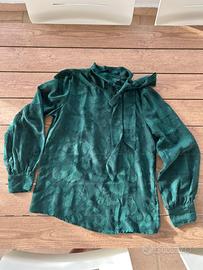 Blusa semitrasparente con lacci sul collo
