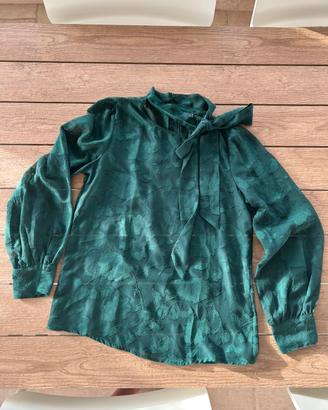 Blusa semitrasparente con lacci sul collo