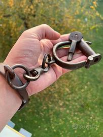 Antiche manette in ferro battuto numerate + chiavi