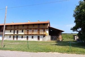 Rustico / Casale di 381 m² con più di 5 locali a O
