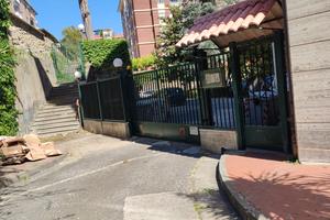 Spaziosi posti auto e cantinola di 12 m.q Napoli