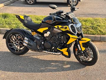 Diavel V4 2025 1900km