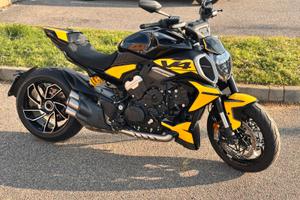 Diavel V4 2025 1900km
