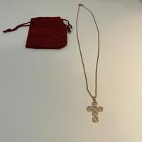 Collana con catenina e pendente a forma di croce