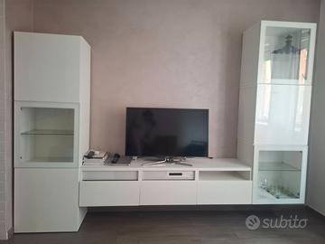 Soggiorno con vetrine