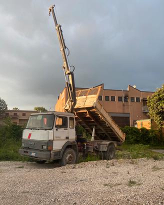 Iveco 145.17 trilaterale + gru