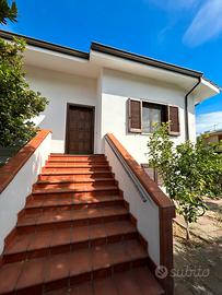 Villa con ampio giardino
