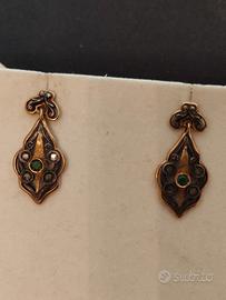 Orecchini in stile antico con diamanti e smeraldi