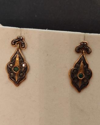 Orecchini in stile antico con diamanti e smeraldi