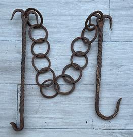 Antica catena da camino con ganci in ferro battuto