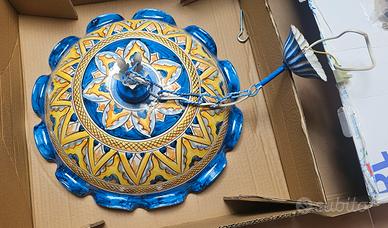 Lampadario in ceramica decorato a mano.