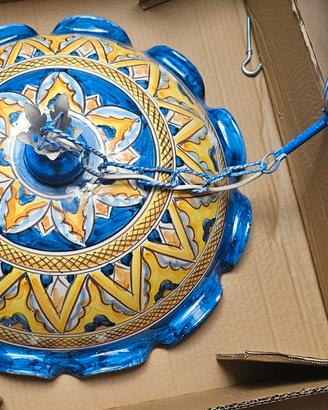 Lampadario in ceramica decorato a mano.