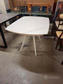 Tavolo in gres bianco allungabile 