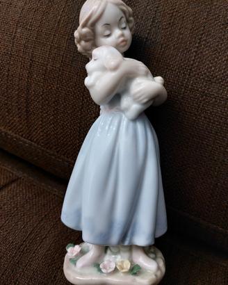 morena girl holding puppy 