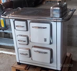 Stufa economica a legna. 