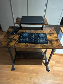 Postazione , console e computer DJ
