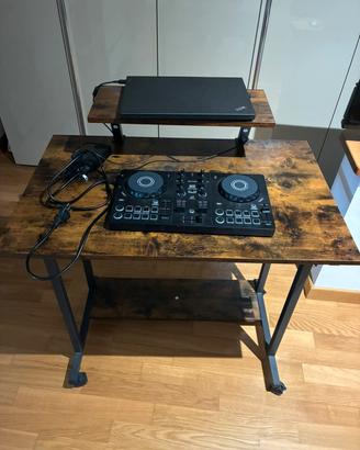 Postazione , console e computer DJ