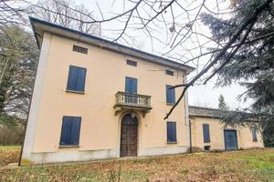 Villa di 438 m² con più di 5 locali e box auto dop