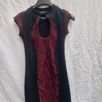 Vestito da donna a 'tubino' nero con pizzo rosso.