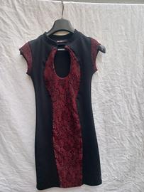 Vestito da donna a 'tubino' nero con pizzo rosso.