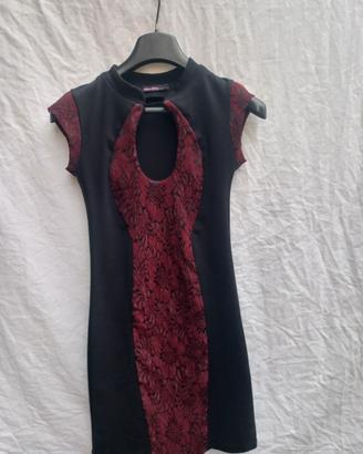 Vestito da donna a 'tubino' nero con pizzo rosso.