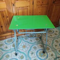 Scrivania con piano in vetro verde